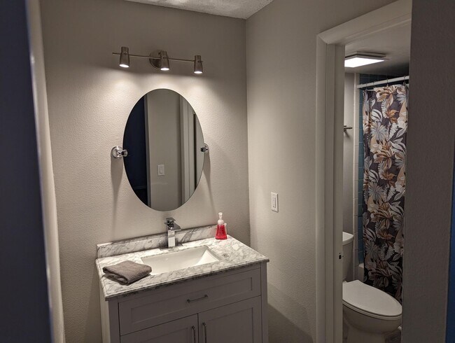 Building Photo - Nicely updated large condo