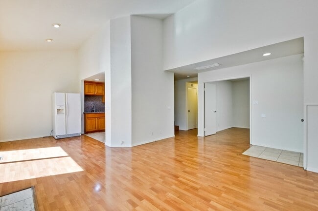 Building Photo - Hardwood Floors- A/C- Full Bedroom and Bath on First Floor: Fresh Paint