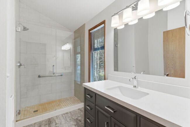 Building Photo - Spacious Bainbridge Island Home