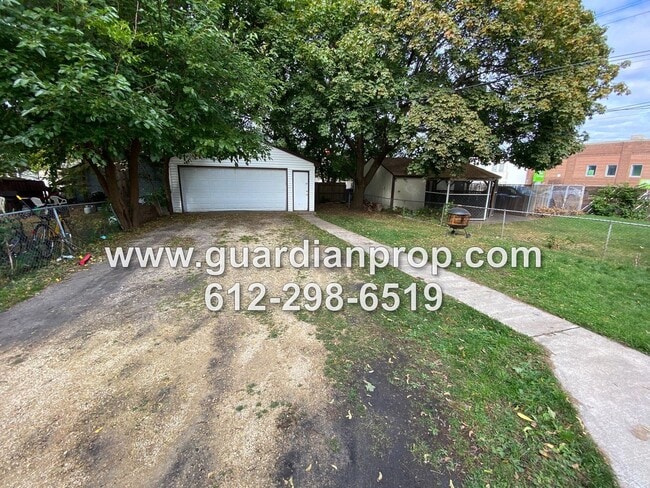 Building Photo - House Close to U of M Available Now, Hardwood Floors, Remodeled Bathroom, 2 Car Garage