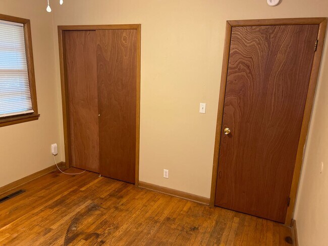 Building Photo - 3 Bedroom 2 Bathrooms! Close to Bass Pro! ...