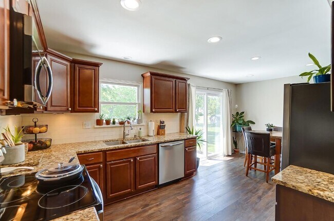 Building Photo - 1599 Yellowglen Dr