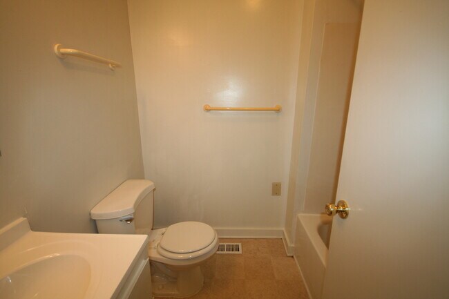 Building Photo - Perfect 3BR Home by Duke - All Appliances ...