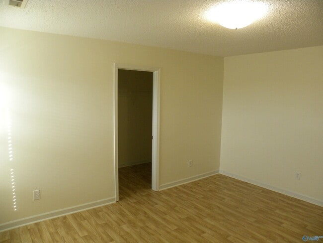 Building Photo - 409 Jasmine Dr