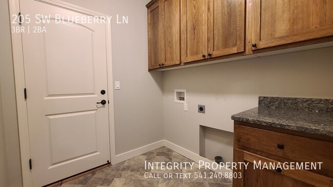 Building Photo - 205 SW Blueberry Ln