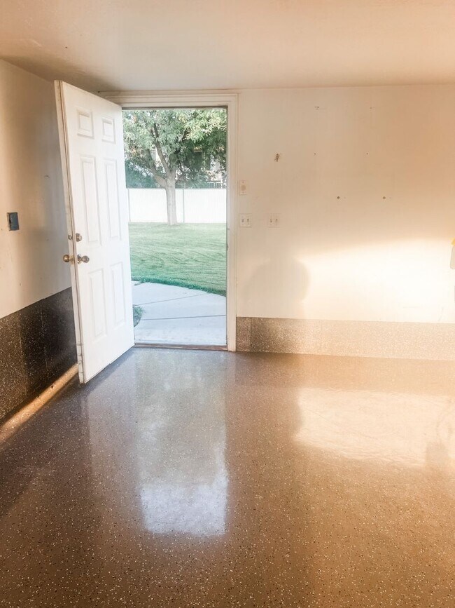 Building Photo - Lovely Home Located In Roy Utah