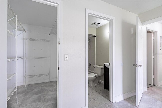 Building Photo - 1404 Northlake Dr