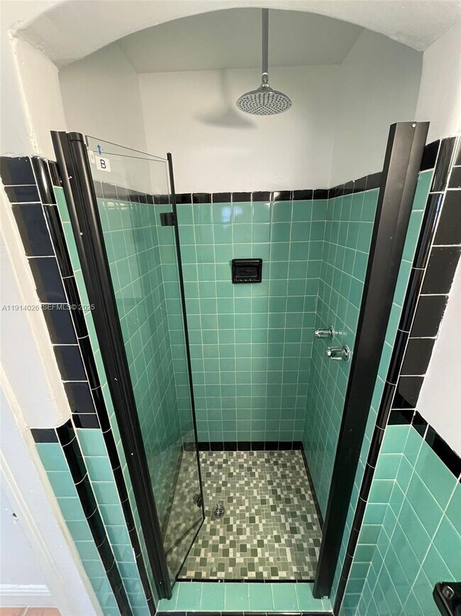 Building Photo - 1018 W 47th St