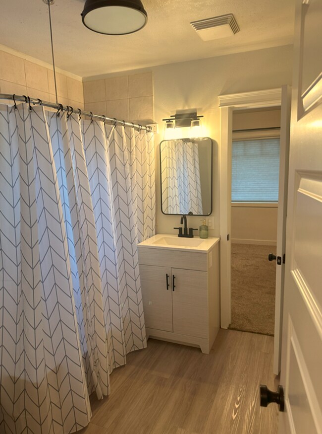 Building Photo - Beautifully Remodeled 2 Bed/1 Bath Single ...