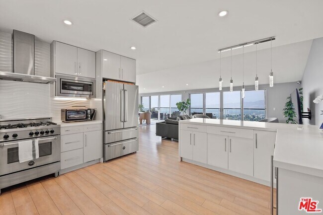 Building Photo - 7191 Pacific View Dr