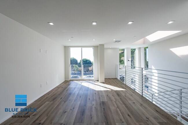 Building Photo - 5239-5241 Huntington Dr -