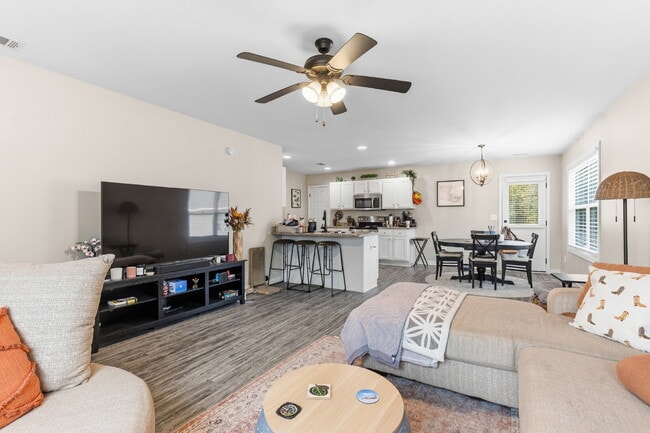 Building Photo - 105 Tahoma Dr