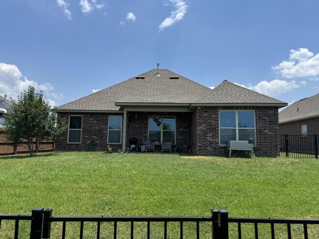 Building Photo - 16901 Desmare St