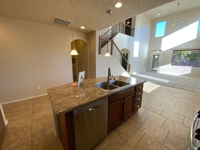 Building Photo - 4 Bedroom Home Available Near Golf Course ...
