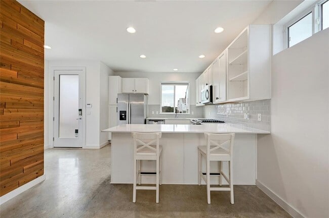 Building Photo - 801 N Bluff Dr