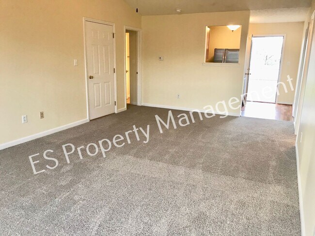 Building Photo - Great 3 Bedroom 2 Bathroom Ranch Style Hom...