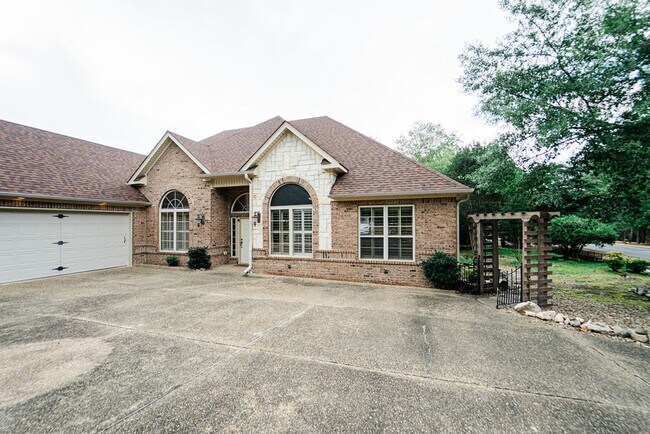 Building Photo - 2000 Square feet, of gorgeous living space in Hot Springs Village.