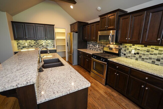 Building Photo - 3 Bed | 2 Bath in New Tulsa!