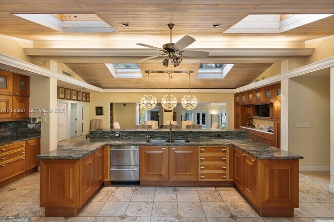 Building Photo - 10100 Lakeside Dr