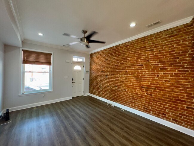 Building Photo - Beautiful 3Bed/2.5Bath Home in the City
