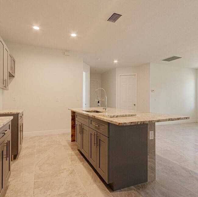 Building Photo - Huge Corner Duplex-3/2/1
