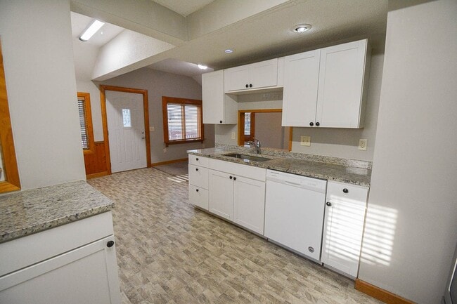 Building Photo - Rent Special!  2 Bed, 1 Bath Home Near Mayo Clinic