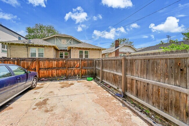 Building Photo - $3,400.00, 4 bed, 3 bed, located in Denver...