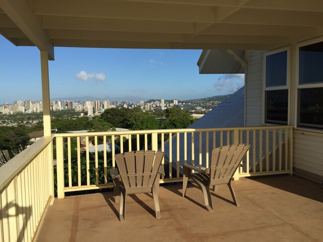 Building Photo - Kaimuki's Best & Most Convenient Location!...