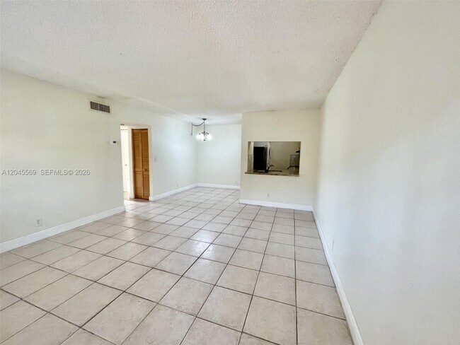 Building Photo - 2642 Riverside Dr