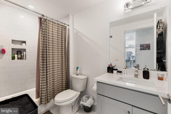 Building Photo - 304 Master St