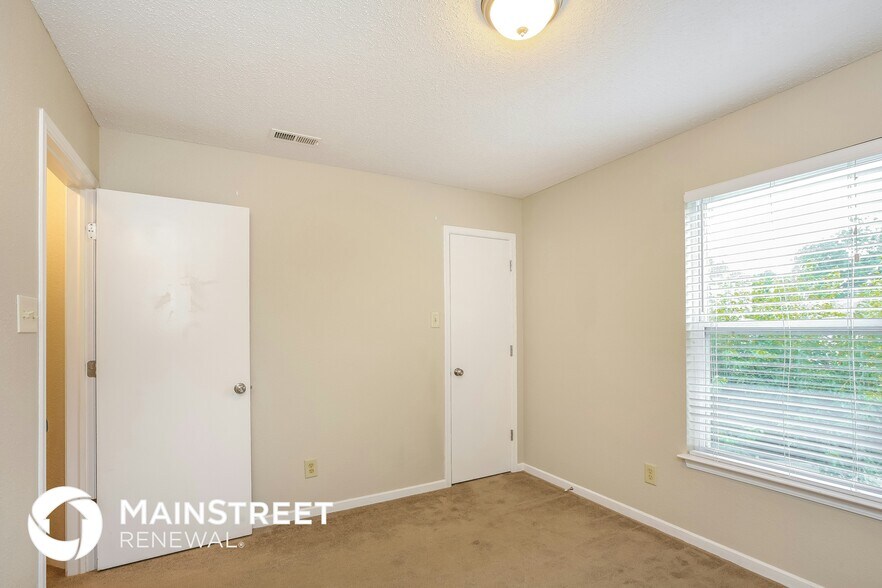 Building Photo - 2242 Collins Way