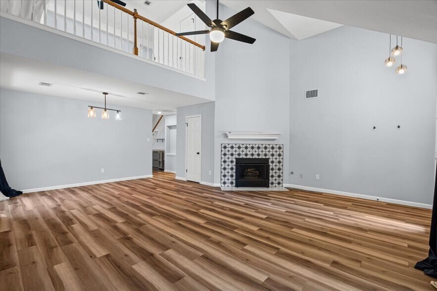 Building Photo - 910 Markham Ln