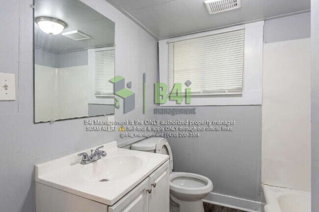 Building Photo - 220 E Render St