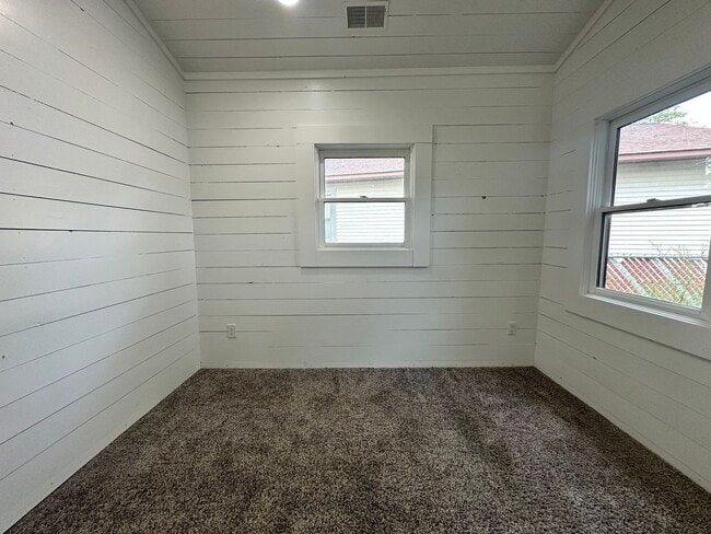 Building Photo - 2 Bedroom One Bath Lake House