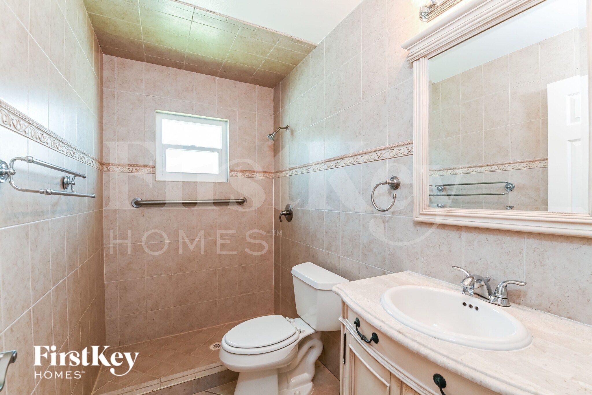 Building Photo - 528 SE 17th Ave