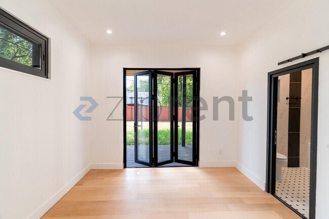 Building Photo - Unit