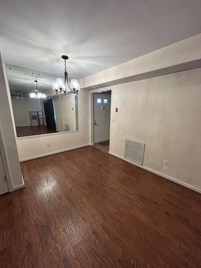 Building Photo - 15 Pointe Cir S