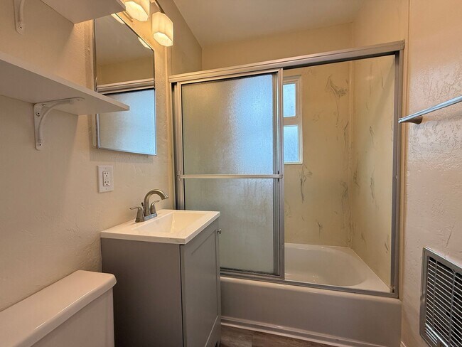 Building Photo - Charming, Refreshed Pacific Beach 1-Bedroo...