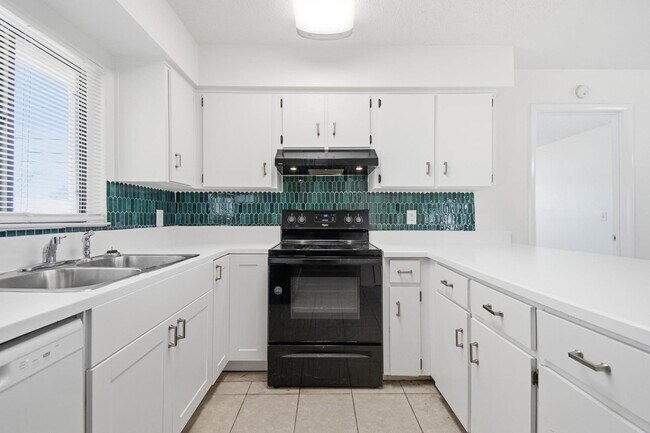 Building Photo - Amazing Pool Home!