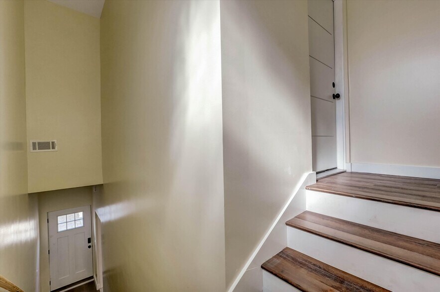 Building Photo - 17095 Kingsbury St