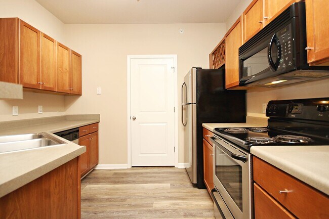 Building Photo - Pet-Friendly 1BR Condo- Walk to UVA Medical Center