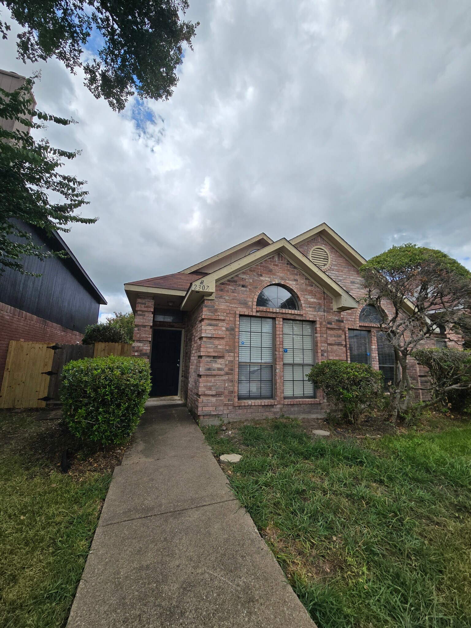 Building Photo - 2307 Weatherby Dr