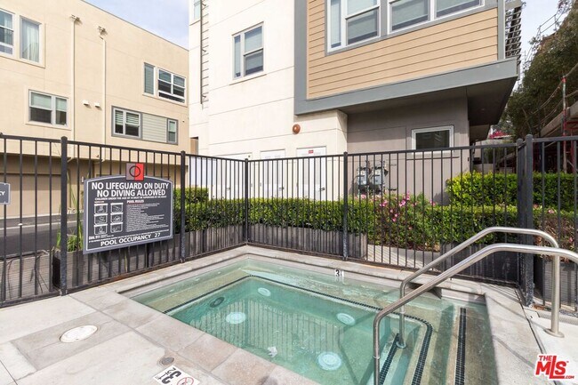 Building Photo - 2753 Waverly Dr