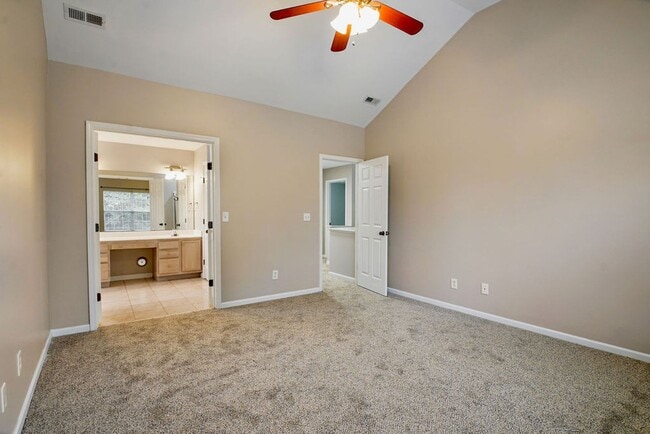 Building Photo - Room to Live, Minutes from Everything 1048 Castlemaine!