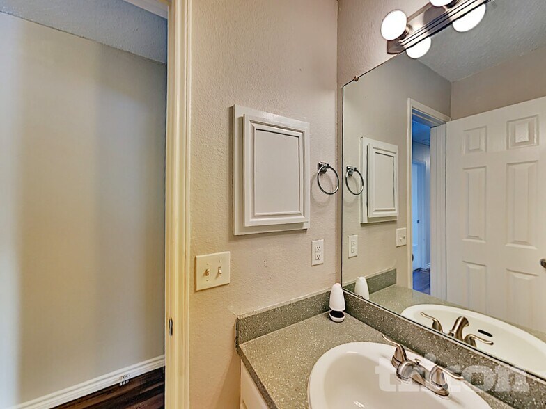 Building Photo - 228 Willow Creek Dr