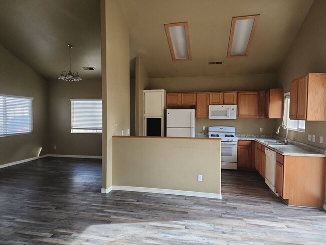 Building Photo - 4 bed Single Family Home Close to Iron Springs Elem.