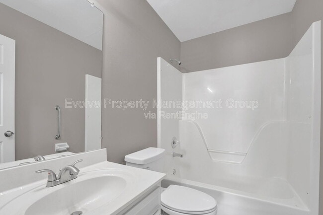 Building Photo - 3014 Meadows Ln