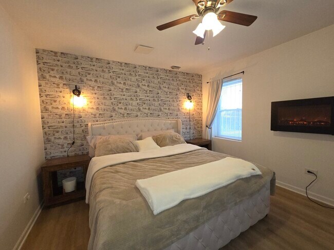 Building Photo - 4427 N Lawndale Ave