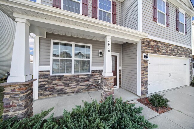 Building Photo - Beautiful 4 Bed 2 and a Half Bath Home in Charlotte!