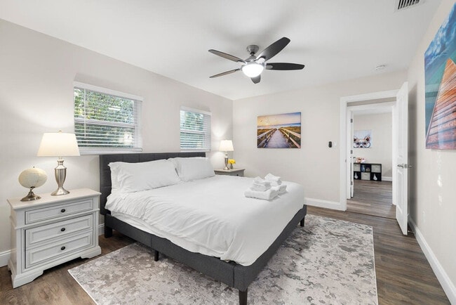 Building Photo - 802 Camelia Dr